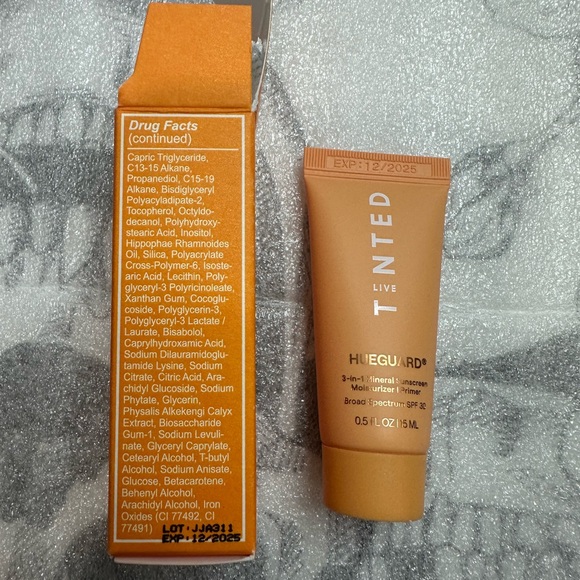 Live tinted huegard 3 in 1 sunscreen,moisturizer,primer spf30, mini size - Picture 8 of 8